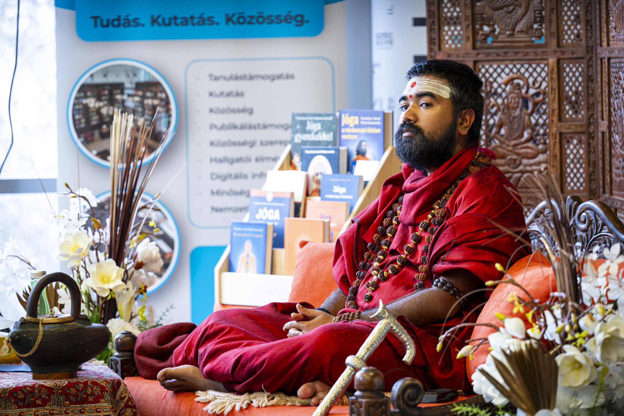 Egy hindu rendház magas rangú szerzetese tartott előadást a Széchenyi István Egyetemen